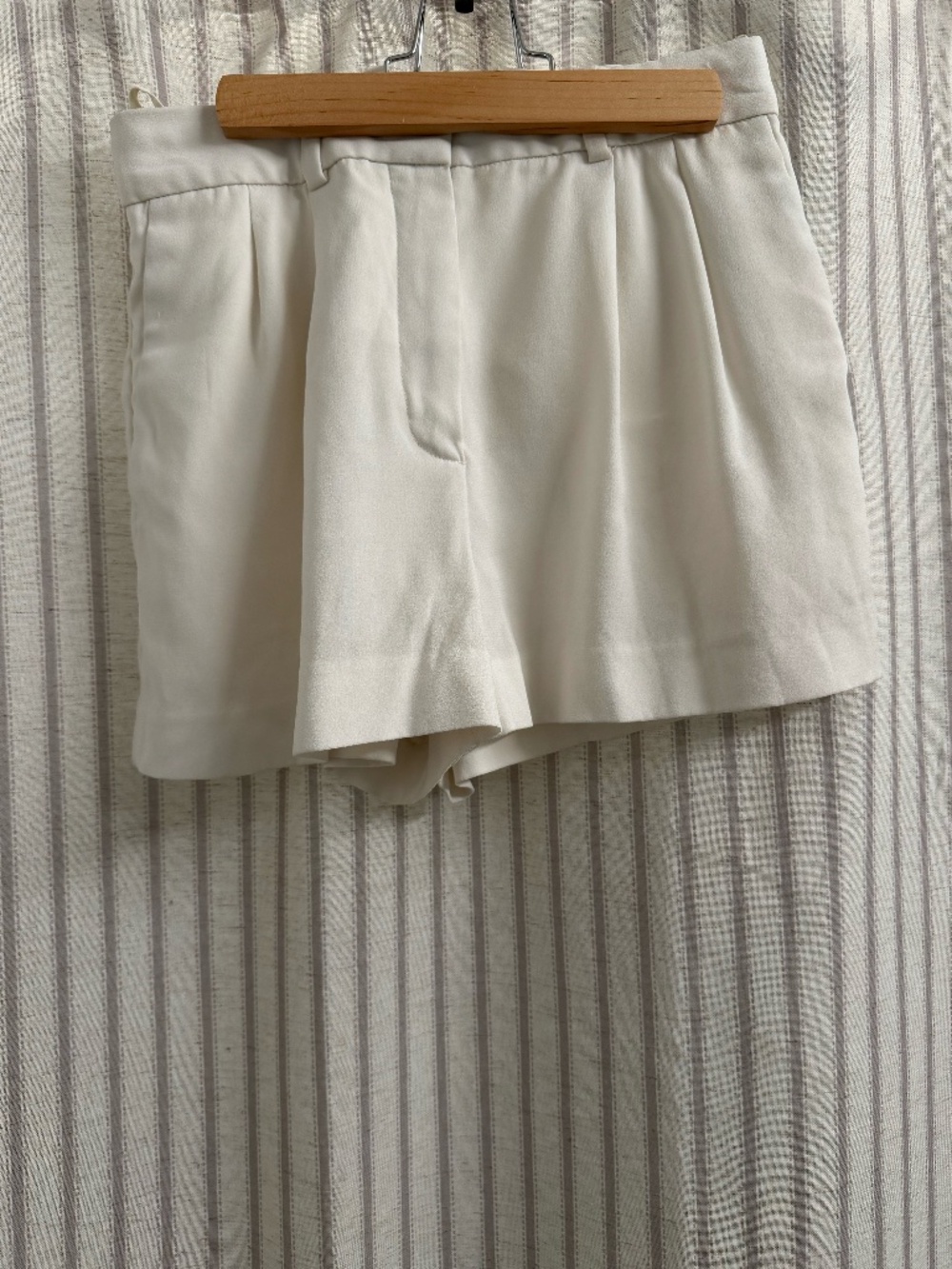 Aritzia Babaton Pleated Mini Short Light Birch Crepe 2